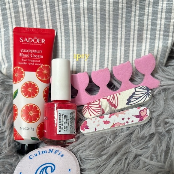 Ipsy Bag & Beauty Bundle w/Farmasi Polish Watermelon Splat, Lotion and More GIFT - Picture 3 of 8